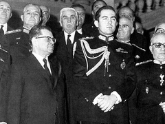 Ο βασιλιάς Κωνσταντίνος ορκίζει τους δικτάτορες