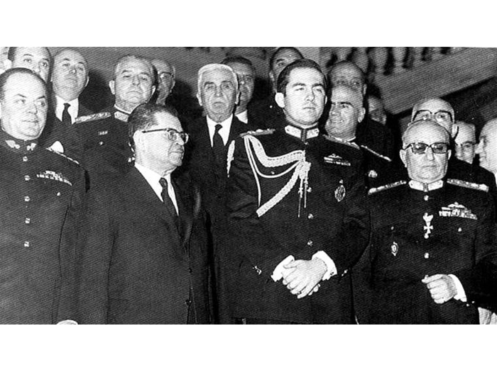 Ο βασιλιάς Κωνσταντίνος ορκίζει τους δικτάτορες